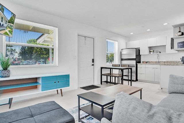 208 SE 4th St 1-2, Hallandale Beach, FL 33009