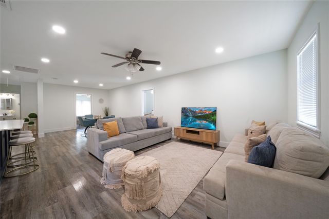 2842 Burlington Boulevard, Dallas, TX 75211