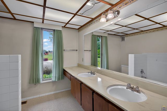 5810 SE Croco RD, Berryton, KS 66409