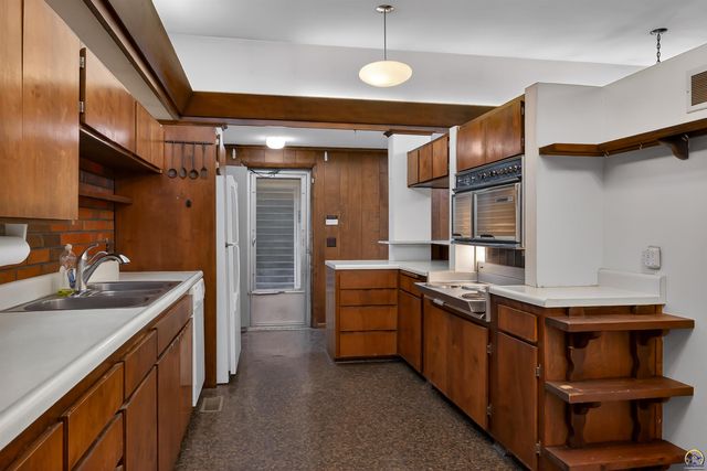 5810 SE Croco RD, Berryton, KS 66409