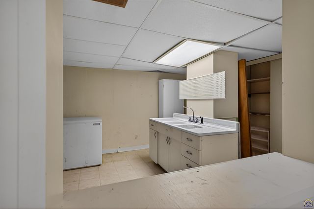 5810 SE Croco RD, Berryton, KS 66409