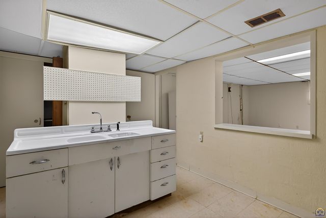 5810 SE Croco RD, Berryton, KS 66409