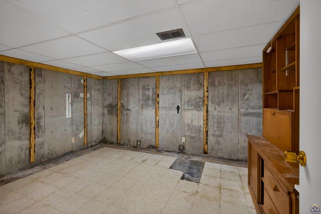 5810 SE Croco RD, Berryton, KS 66409