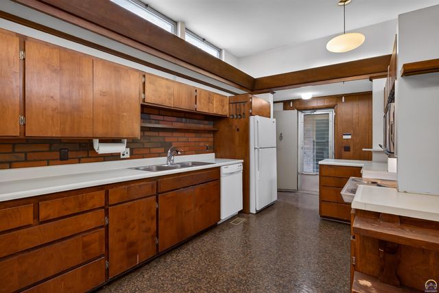 5810 SE Croco RD, Berryton, KS 66409