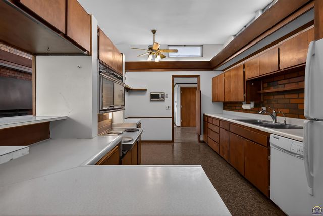 5810 SE Croco RD, Berryton, KS 66409
