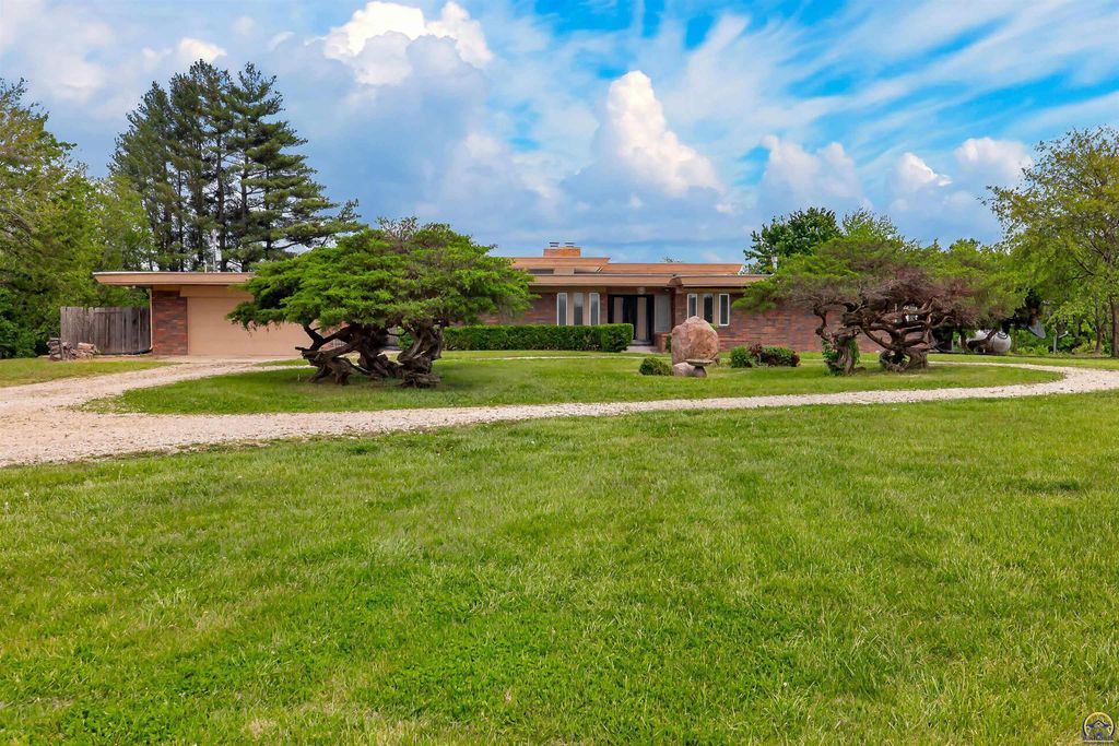 5810 SE Croco RD, Berryton, KS 66409