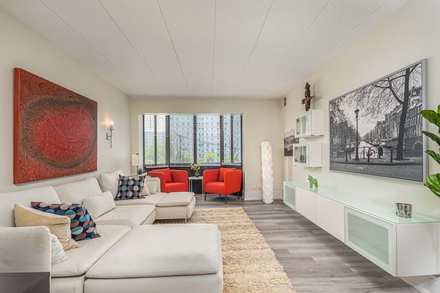 637 E Woodland Park Avenue 302, Chicago, IL 60616