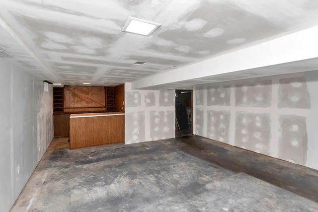 32 Lindsay Rd, Springfield, MA 01128