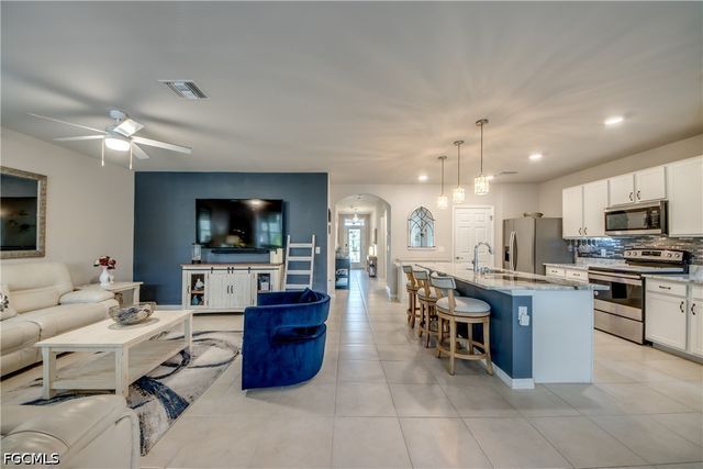 3162 Estancia LN, Cape Coral, FL 33909