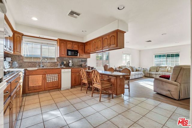 7121 Arizona Avenue, Los Angeles, CA 90045