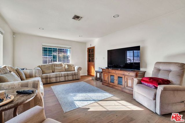 7121 Arizona Avenue, Los Angeles, CA 90045