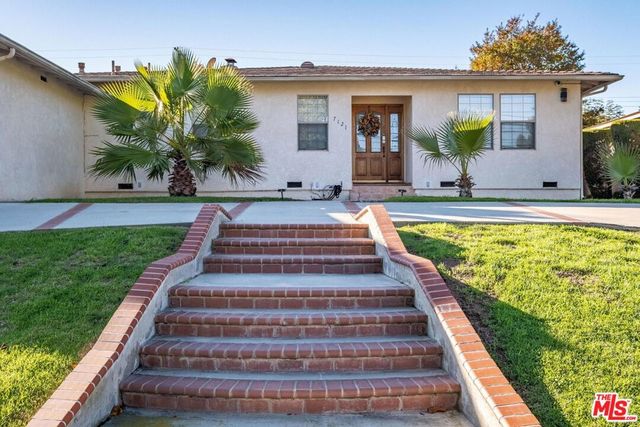 7121 Arizona Avenue, Los Angeles, CA 90045