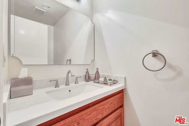 7121 Arizona Avenue, Los Angeles, CA 90045