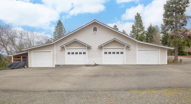 353 Hixson Drive, Grants Pass, OR 97526