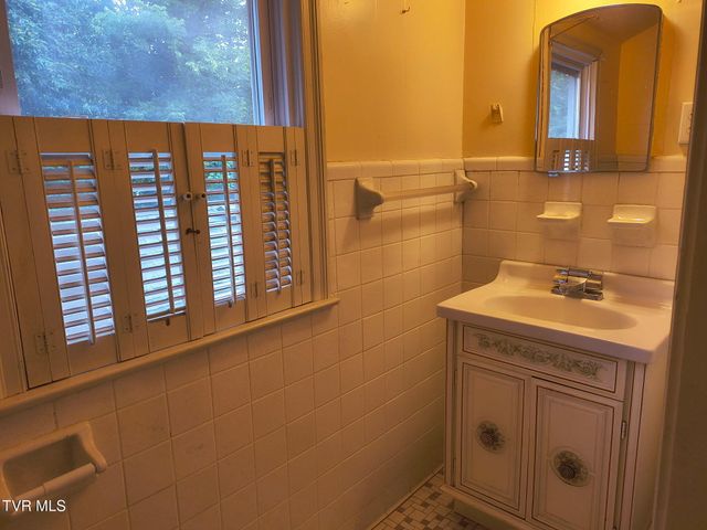 224 Seward Avenue, Bristol, VA 24201