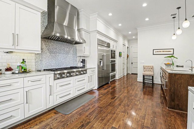 9507 Meadowglen Lane, Houston, TX 77063