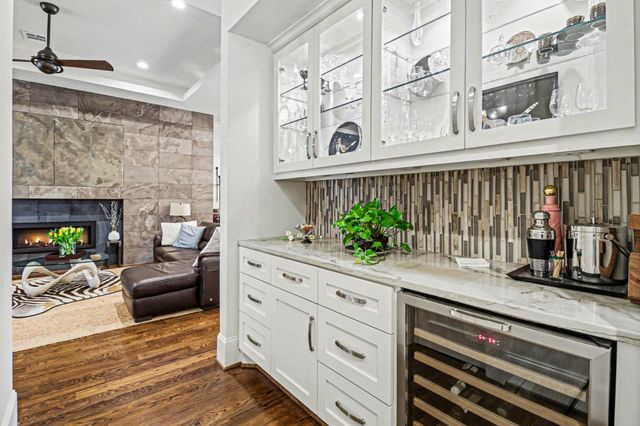 9507 Meadowglen Lane, Houston, TX 77063