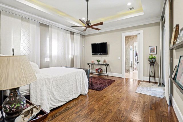 9507 Meadowglen Lane, Houston, TX 77063