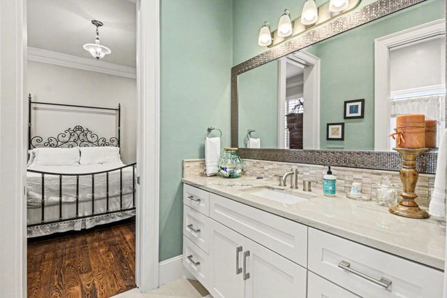 9507 Meadowglen Lane, Houston, TX 77063