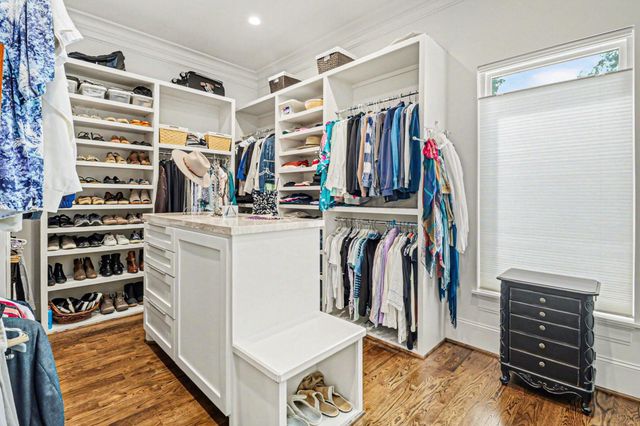 9507 Meadowglen Lane, Houston, TX 77063