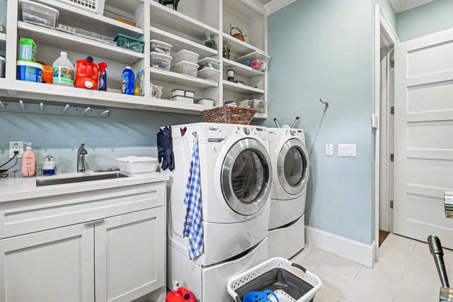 9507 Meadowglen Lane, Houston, TX 77063