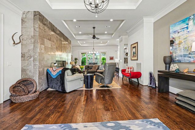 9507 Meadowglen Lane, Houston, TX 77063