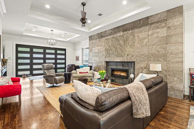 9507 Meadowglen Lane, Houston, TX 77063