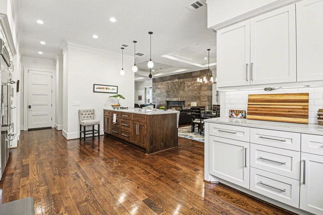 9507 Meadowglen Lane, Houston, TX 77063