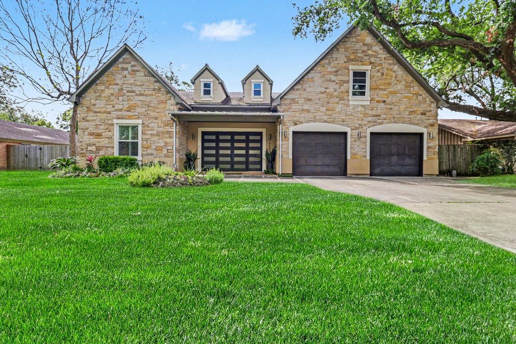 9507 Meadowglen Lane, Houston, TX 77063