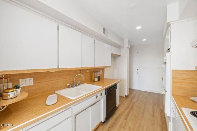 5411 Tyrone Avenue 202, Sherman Oaks, CA 91401