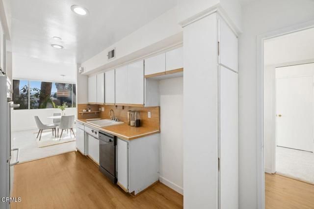 5411 Tyrone Avenue 202, Sherman Oaks, CA 91401