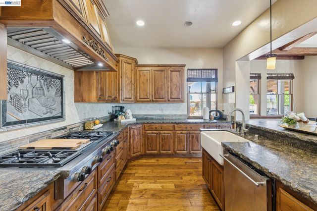 2402 Silver Oaks Ln, Pleasanton, CA 94566