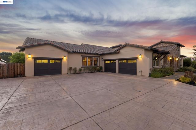 2402 Silver Oaks Ln, Pleasanton, CA 94566