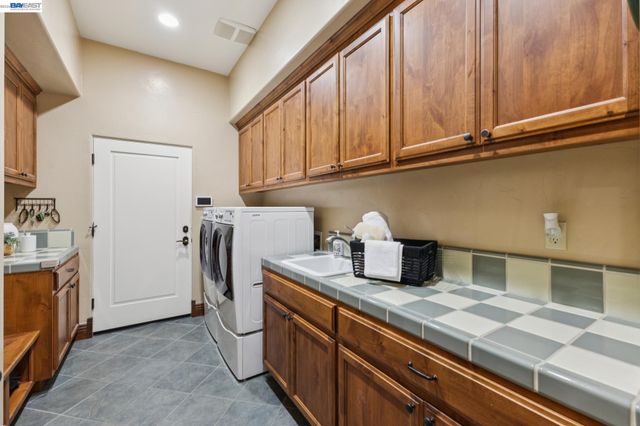 2402 Silver Oaks Ln, Pleasanton, CA 94566