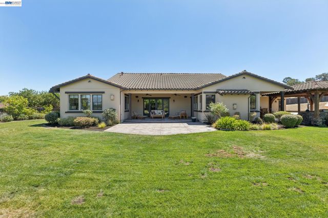 2402 Silver Oaks Ln, Pleasanton, CA 94566