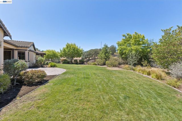 2402 Silver Oaks Ln, Pleasanton, CA 94566