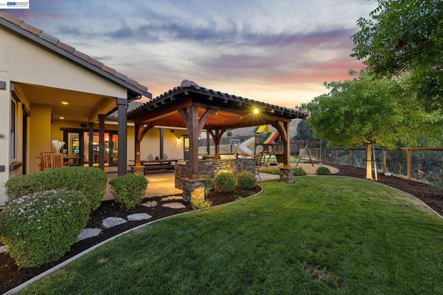 2402 Silver Oaks Ln, Pleasanton, CA 94566