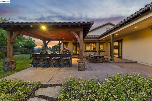2402 Silver Oaks Ln, Pleasanton, CA 94566