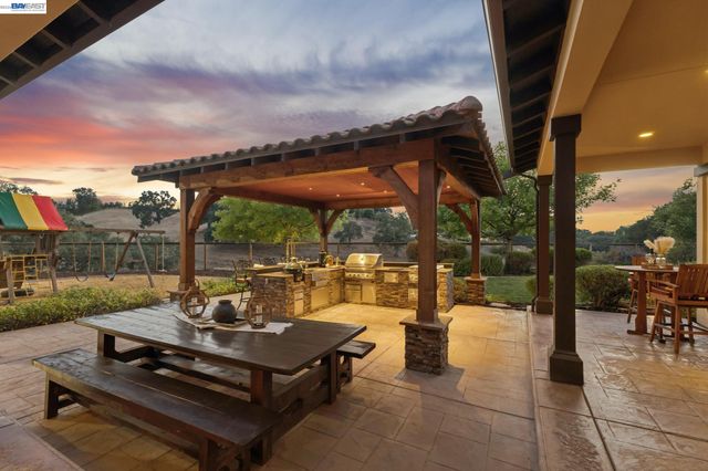 2402 Silver Oaks Ln, Pleasanton, CA 94566