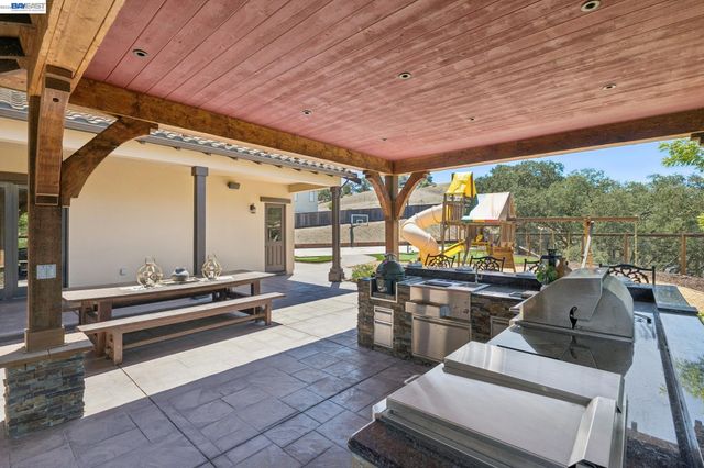 2402 Silver Oaks Ln, Pleasanton, CA 94566