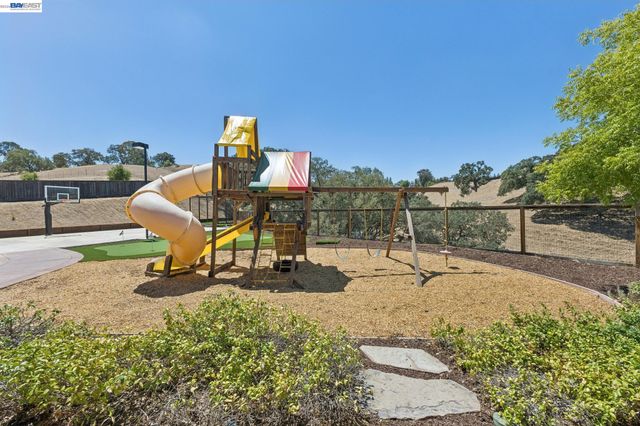 2402 Silver Oaks Ln, Pleasanton, CA 94566