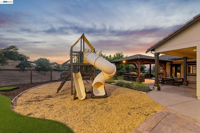2402 Silver Oaks Ln, Pleasanton, CA 94566