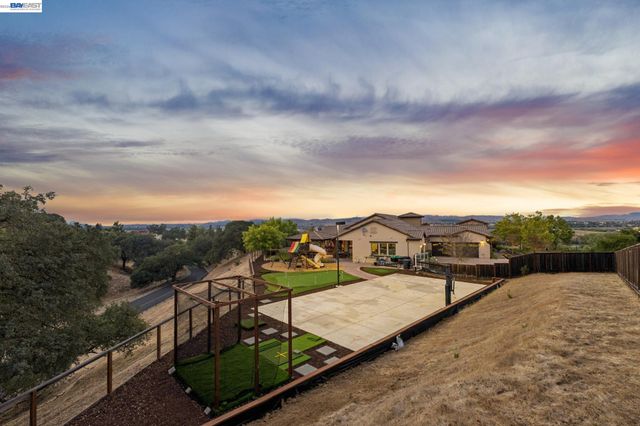 2402 Silver Oaks Ln, Pleasanton, CA 94566