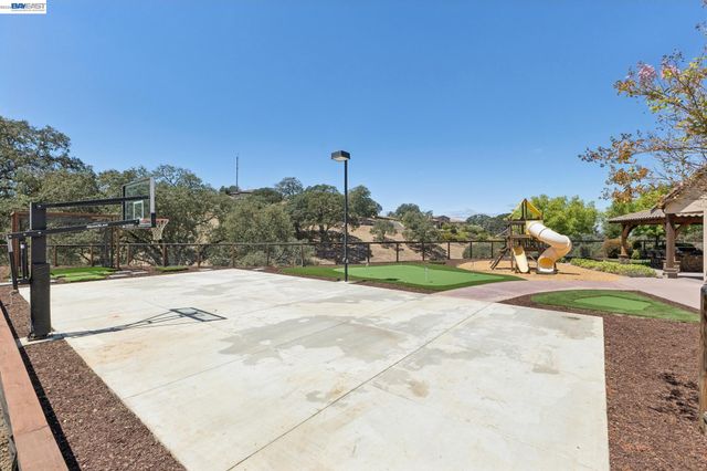 2402 Silver Oaks Ln, Pleasanton, CA 94566