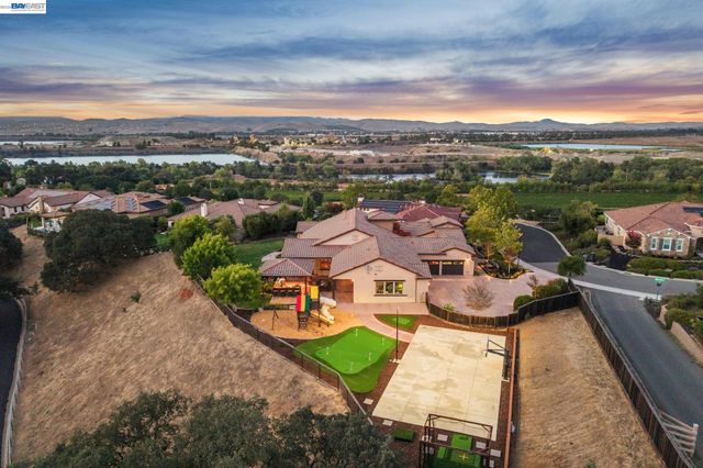 2402 Silver Oaks Ln, Pleasanton, CA 94566