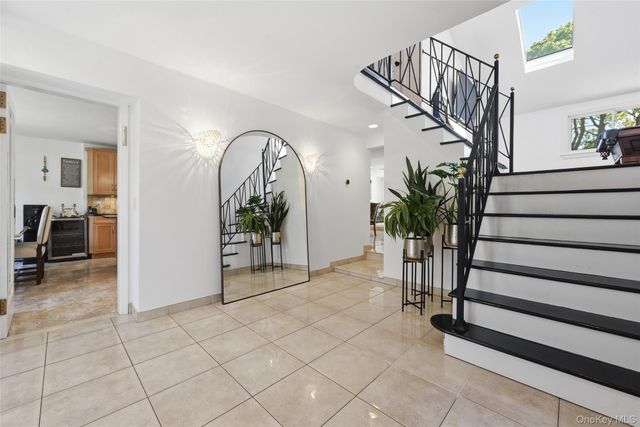 35 Elm Drive, East Hills, NY 11576