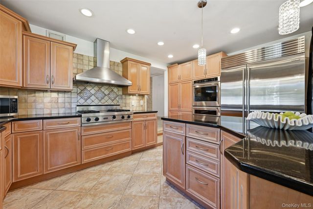 35 Elm Drive, East Hills, NY 11576