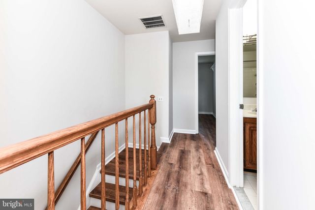 1207 BOND ST, Herndon, VA 20170