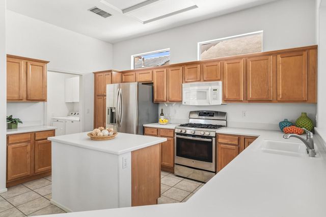 37232 Pineknoll Avenue, Palm Desert, CA 92211
