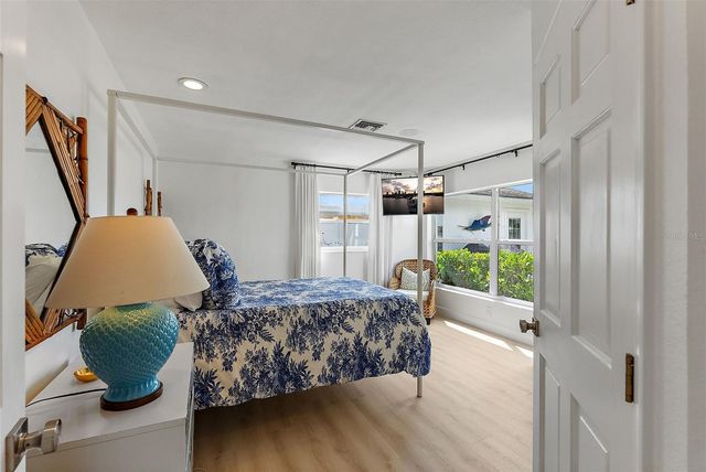 1112 38TH AVENUE NE, St Petersburg, FL 33704